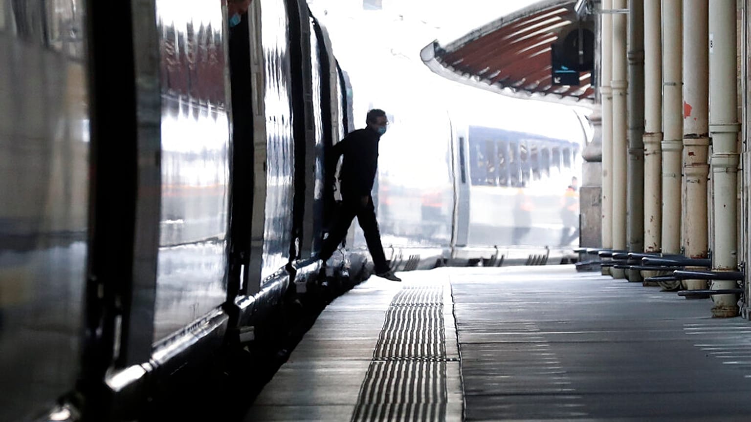 Primeiro comboio a chegar a Paris vindo de Londres