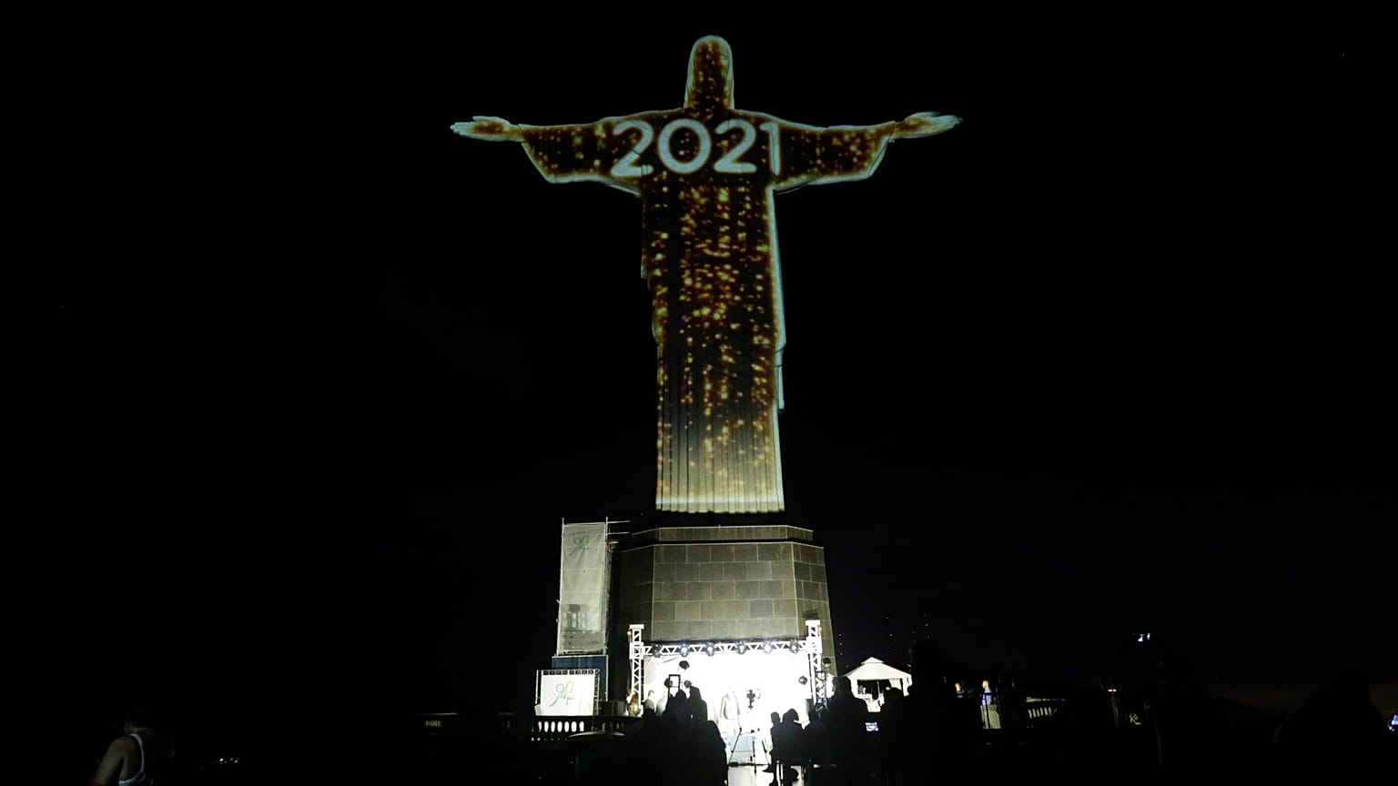 Cristo Redentor iluminado con la felicitación de Año Nuevo en Río de Janeiro