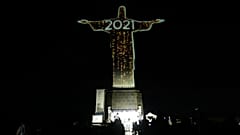 Cristo Redentor iluminado con la felicitación de Año Nuevo en Río de Janeiro