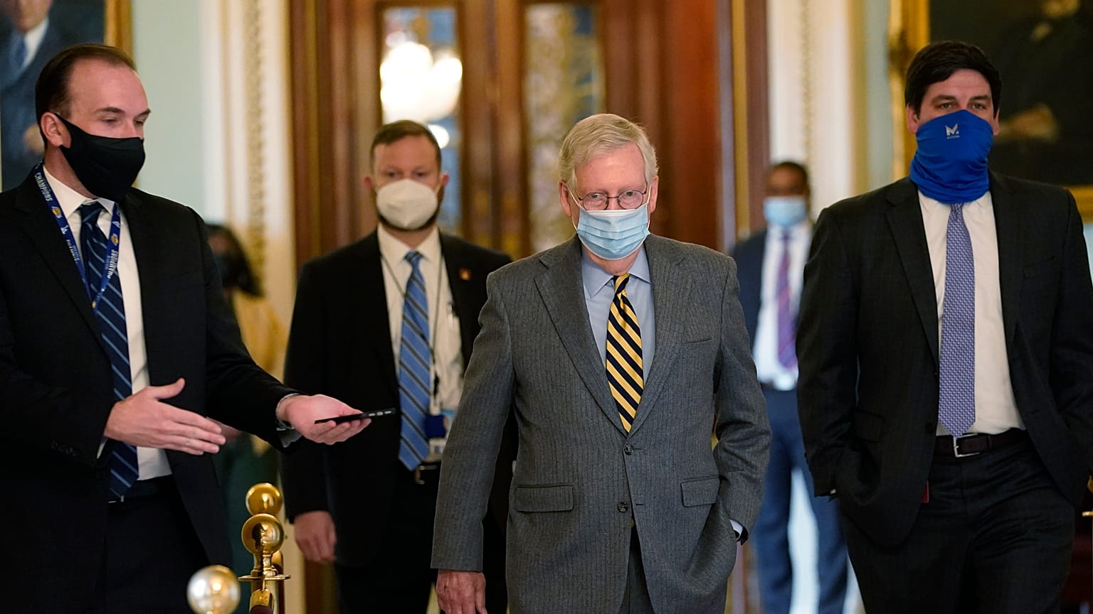 ميتش ماكونيل (وسط) زعيم الأكثرية الجمهورية في مجلس الشيوخ الأميركي 