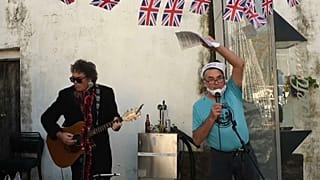 El dueño de bar Allioli de Jimera de Líbar entona una canción de despedida