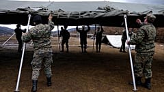 L'armée de Bosnie installe des tentes dans le camp de migrants de Lipa, Bosnie-Herzégovine, le 1er janvier 2020