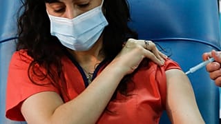 Mais restrições para poucas vacinas. Países agravam medidas sanitárias contra covid-19