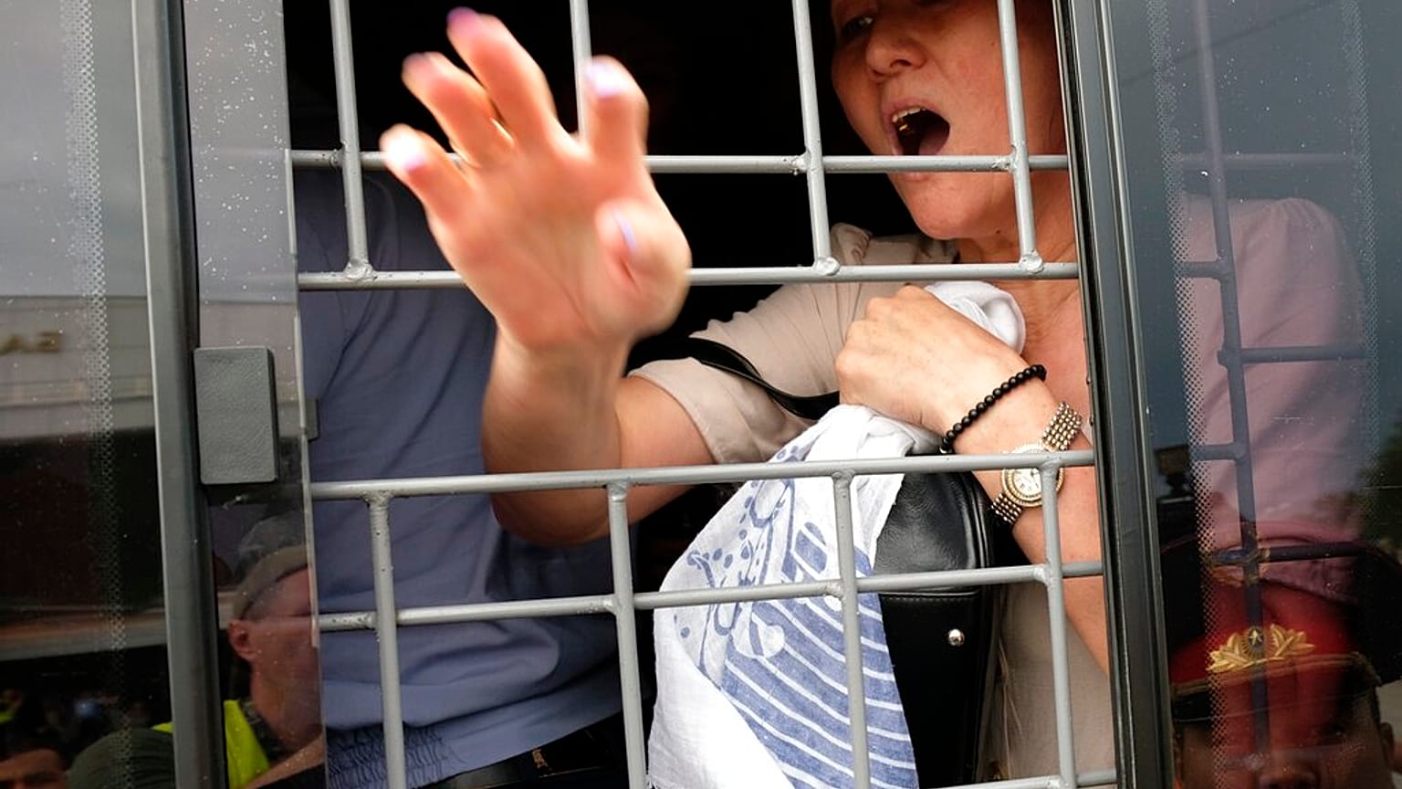 Kazakistan'ın Almatı kentindeki protestolarda gözaltına alınan bir zanlı.