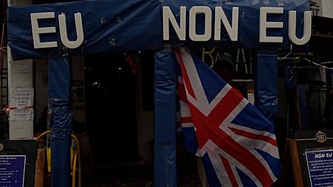 Spain: Anti-Brexit British bar throws mock EU goodbye party