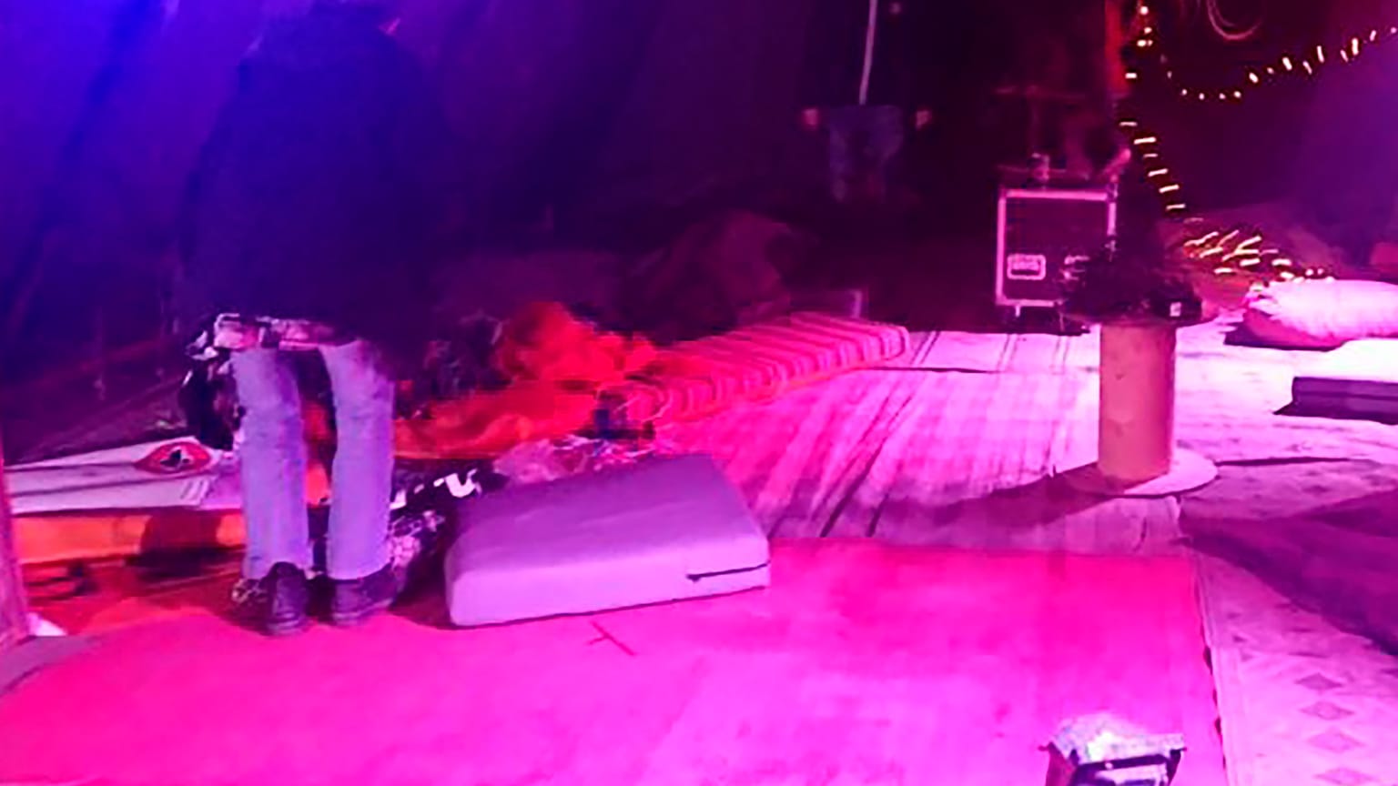 Uno degli hangar in cui si è tenuto il rave party