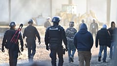 Sicherheitskräfte räumen das Gelände