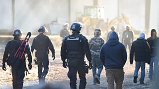 Sicherheitskräfte räumen das Gelände