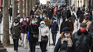 COVID-19: Νέα μέτρα στην Ευρώπη και αγώνας δρόμου για τον εμβολιασμό των πολιτών  