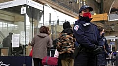 Eine französische Polizistin sichert den Pariser Bahnhof Gare du Nord