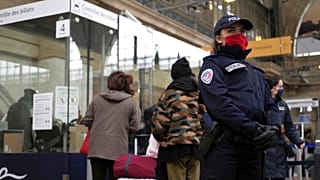 Eine französische Polizistin sichert den Pariser Bahnhof Gare du Nord