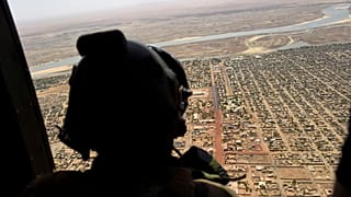 Un soldado francés en un helicóptero de la operación Barkhane
