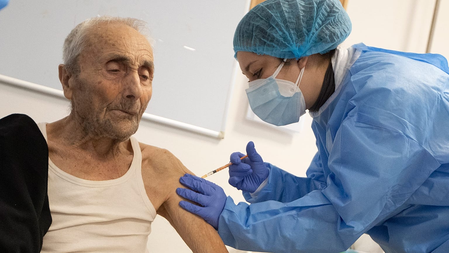 Az orvosok után most az időseket is beoltják Európa-szerte