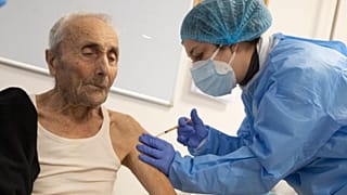 Reino Unido começa a distribuir segunda vacina contra a covid-19