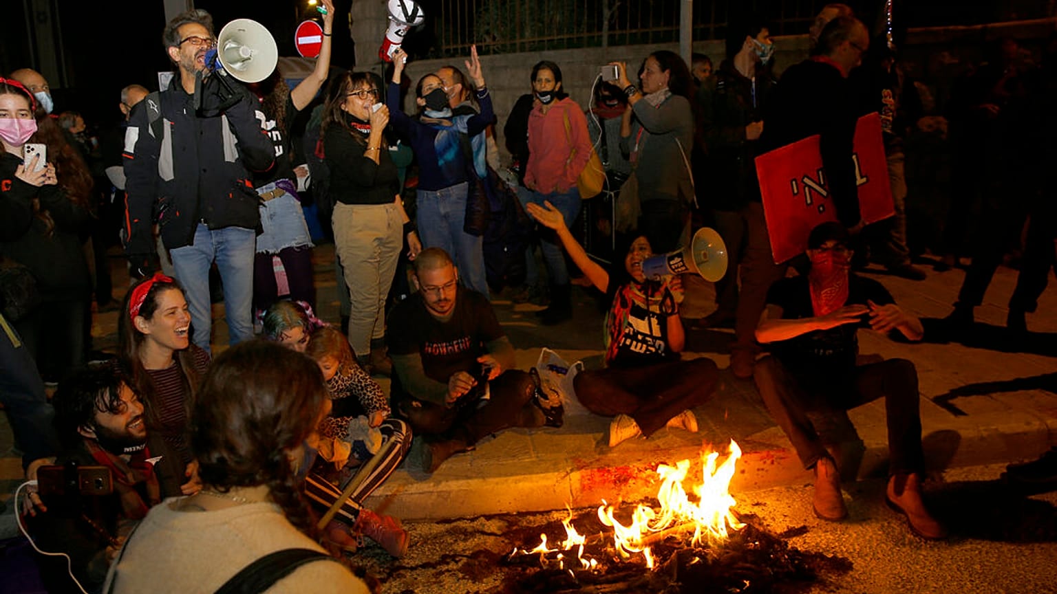 Un grupo de manifestantes cerca de la residencia oficial de Benjamín Netanyahu