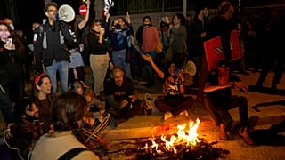 Un grupo de manifestantes cerca de la residencia oficial de Benjamín Netanyahu