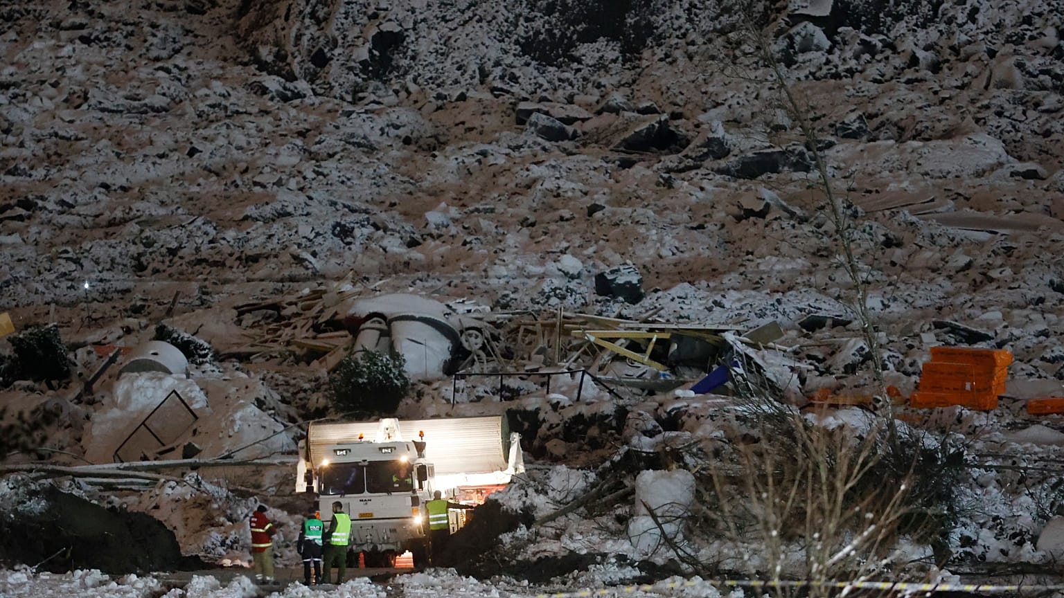 Les équipes de secours à Ask, en Norvège, dans la zone du glissement de terrain, le 2 janvier 2021