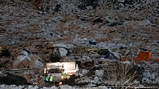 Les équipes de secours à Ask, en Norvège, dans la zone du glissement de terrain, le 2 janvier 2021