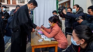 Lobsang Sangay, líder político tibetano no exílio, vota em Dharamsala
