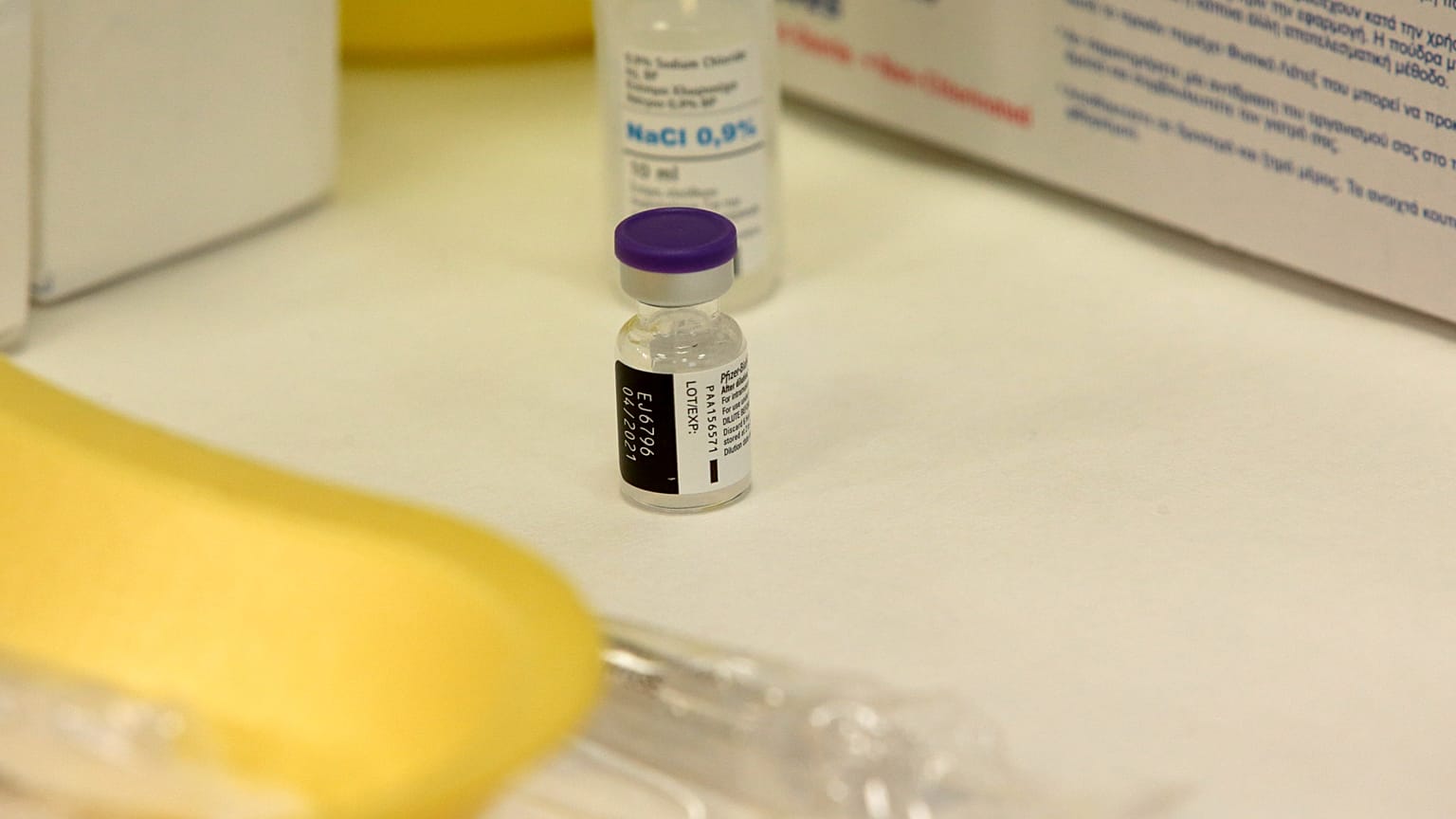 ΕΙΚΟΝΑ ΑΡΧΕΙΟΥ ΜΕ ΕΜΒΟΛΙΑ ΤΩΝ PFIZER-BIONTECH