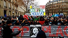 Сотни людей собрались в Париже, чтобы почтить память Седрика Шувиа, погибшего от рук полицейского 3 января прошлого года