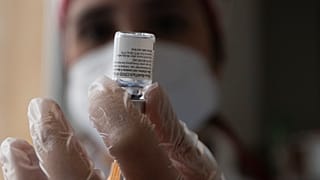 La somministrazione del vaccino al Don Orione di Roma
