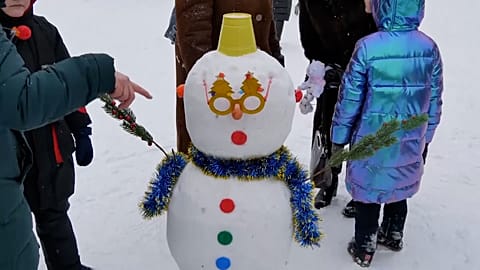 Russians enjoy winter weather at snowman festival