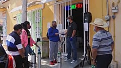 Gente esperando para comprar oxígeno en Ciudad de México