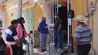 Gente esperando para comprar oxígeno en Ciudad de México
