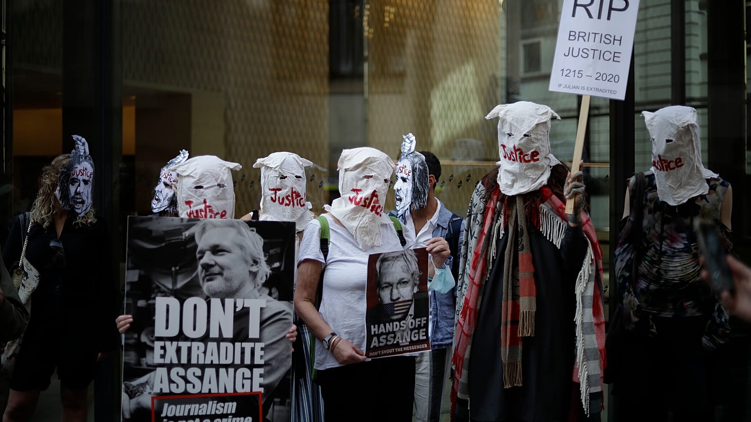 Manifestation de soutien à Julian Assange devant la cour de l'Old Bailey, à Londres, le 14 septembre 2020