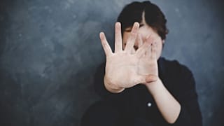 عکس تزئینی از زنی که خواستار توقف خشونت است