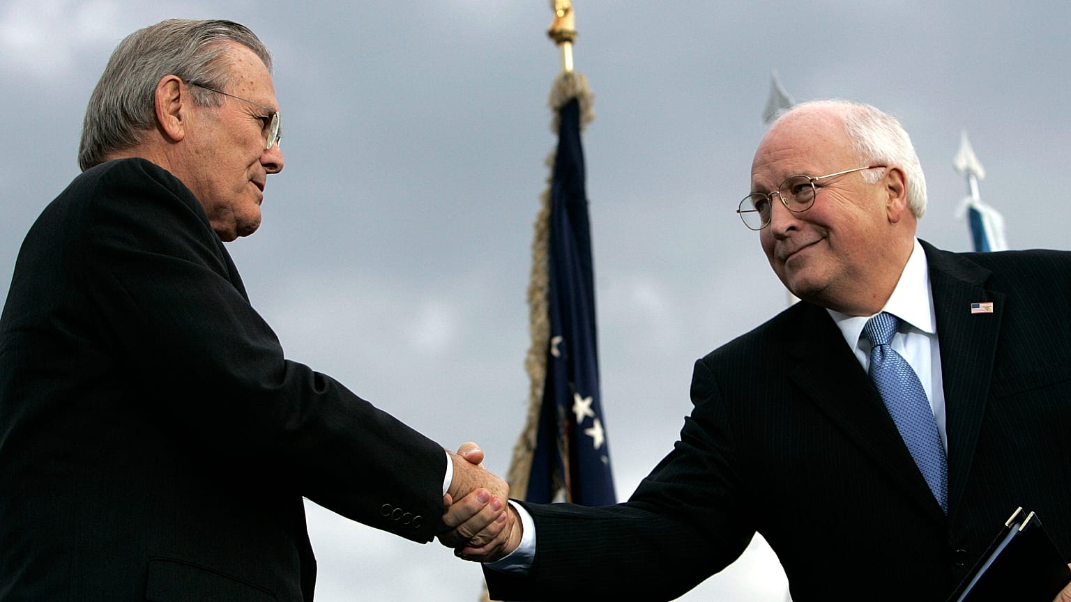 Donald Rumsfeld leköszönő védelmi miniszter (b) és Dick Cheney alelnök kézfogása 2006. december 15-én