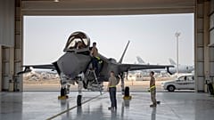 صورة من الارشيف - طائرة من طراز F-35 وطاقمها في مهمة في قاعدة الظفرة الجوية في الإمارات العربية المتحدة