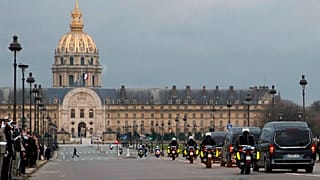 Le cortège funéraire arrive aux Invalides, ce lundi 4 janvier