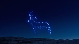 Drónrajból álló rénszarvas a Skót-felföld felett