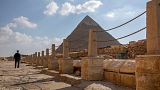 Polizist patroulliert unweit der Cheops-Pyramide in Gizeh, Ägypten, 16.03.2020