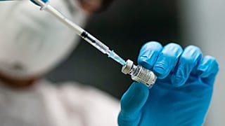 موظف بمركز التطعيم في كيل بألمانيا ، الاثنين 4 يناير 2021