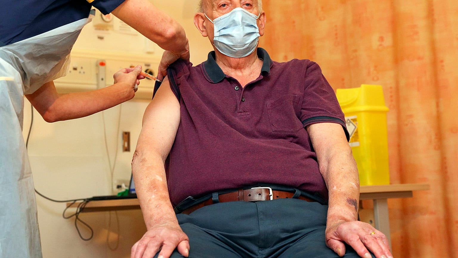 "Sehr froh": 82-Jähriger erhält erste Astrazeneca-Impfung in UK