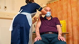 براين بينكر يتلقى لقاح  أكسفورد / أسترازينيكا 