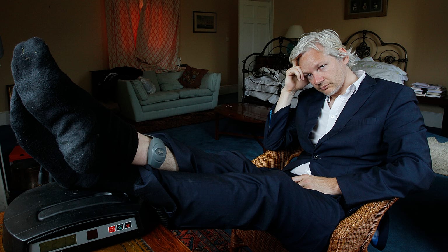 Assange permanece detido no Reino Unido