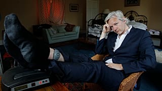 Assange permanece detido no Reino Unido