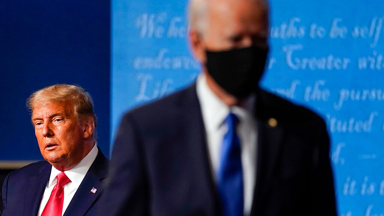 ABD'nin mevcut Başkanı Donald Trump (solda), ABD'nin seçilmiş Başkanı Joe Biden (sağda,flu)
