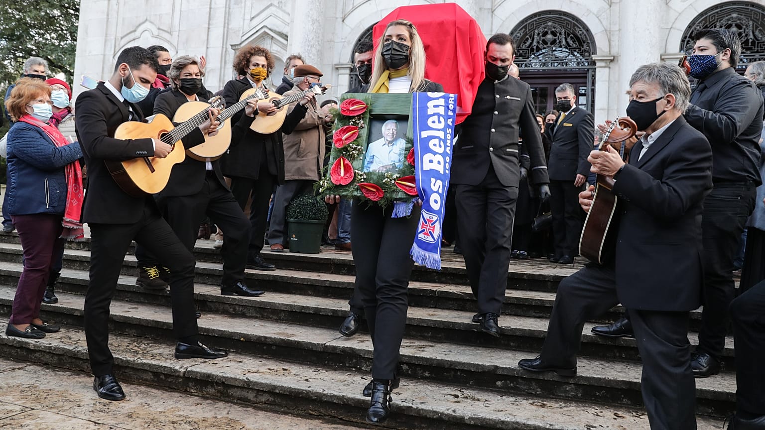 Populares aplaudiram Carlos do Carmo à saída da Basílica da Estrela, em Lisboa