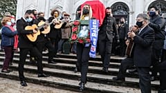 Populares aplaudiram Carlos do Carmo à saída da Basílica da Estrela, em Lisboa
