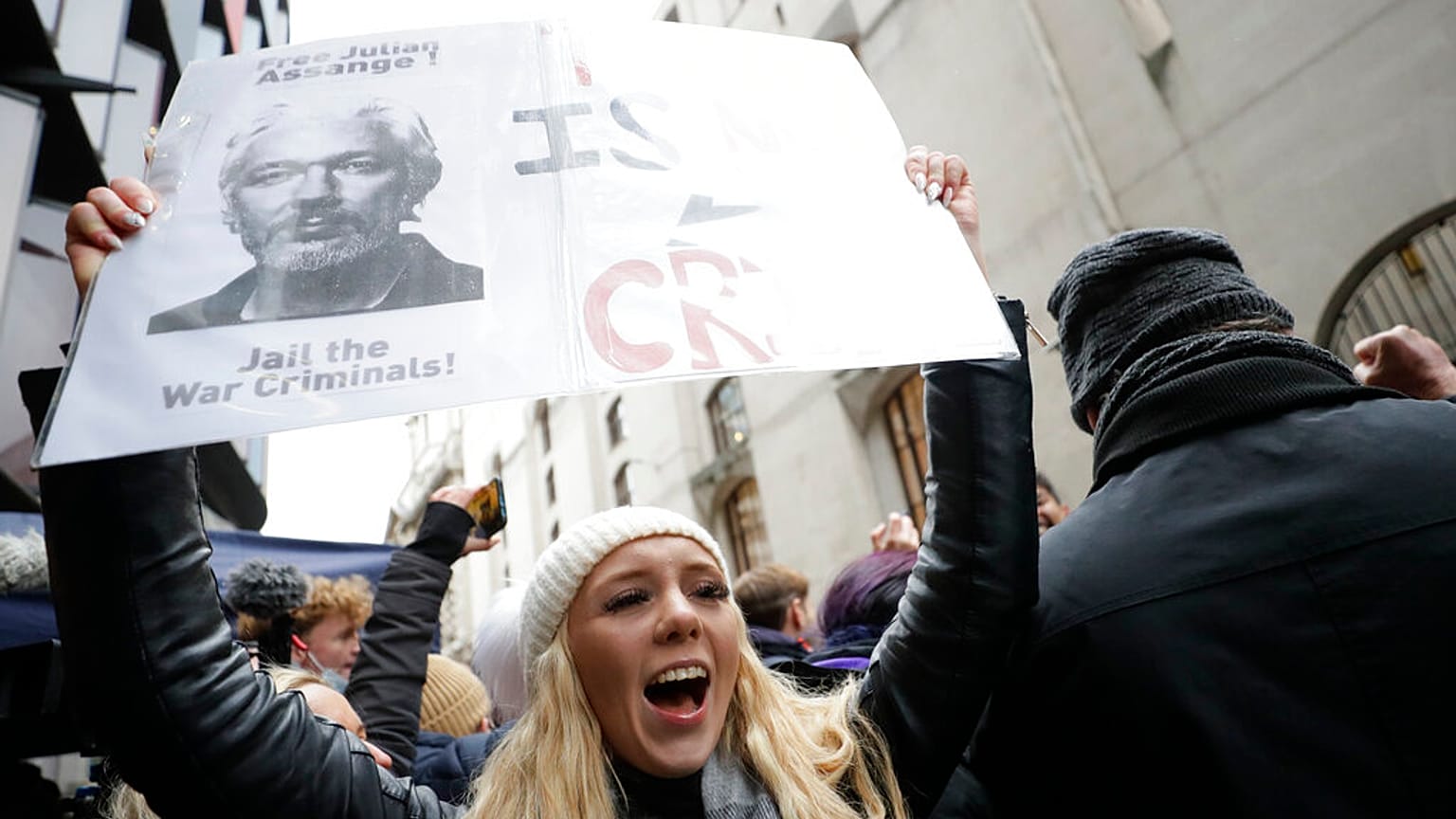 Unterstützerin von Julian Assange in London