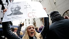 Unterstützerin von Julian Assange in London