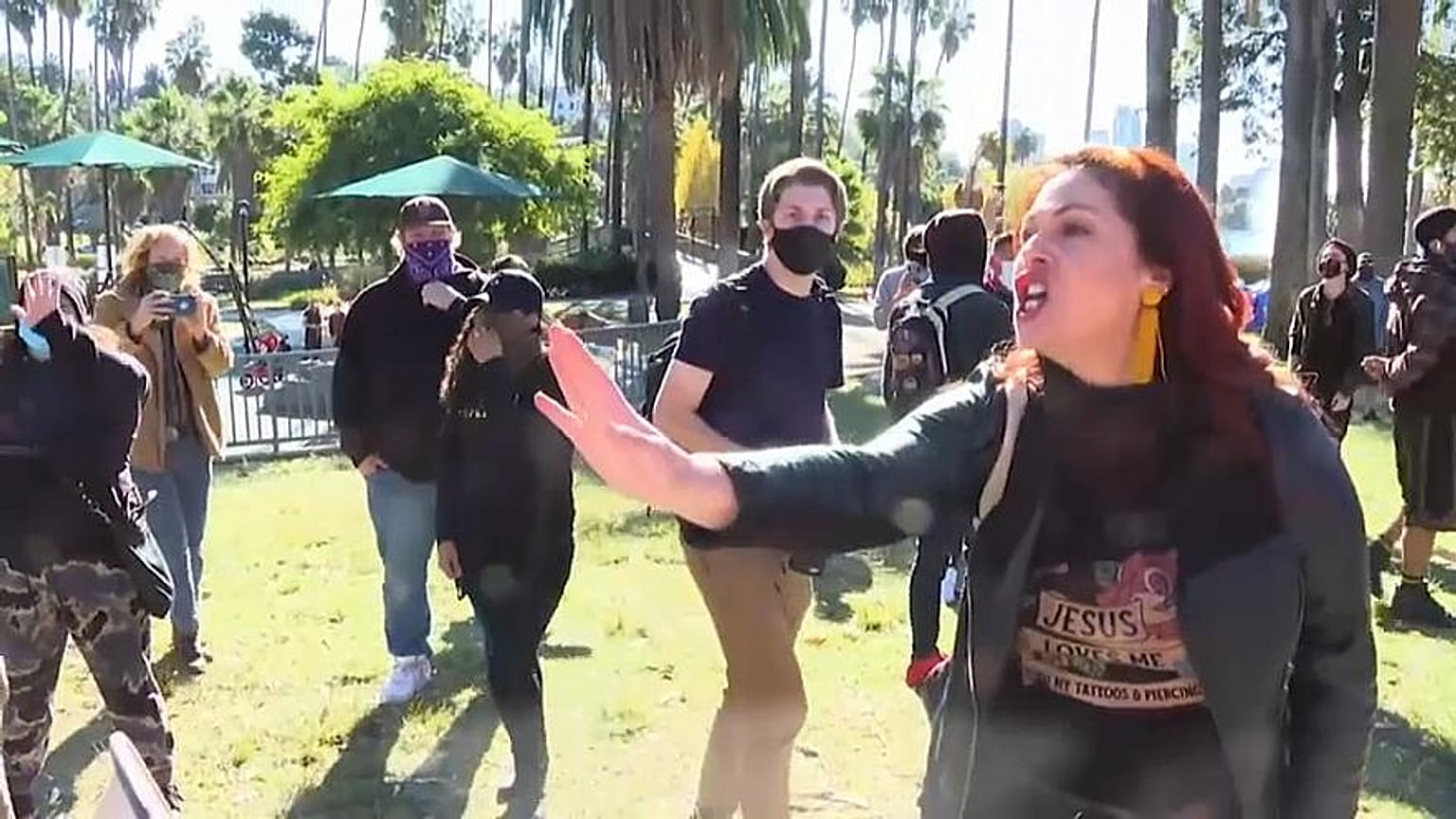 Frau in Los Angeles, die keine Maske aufsetzen will