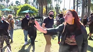 Frau in Los Angeles, die keine Maske aufsetzen will