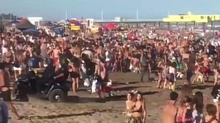 Playa de Pinamar, en Argentina, llena de gente