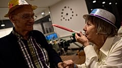 Residentes de un asilo de ancianos celebran la Nochevieja en Estella, en el norte de España.